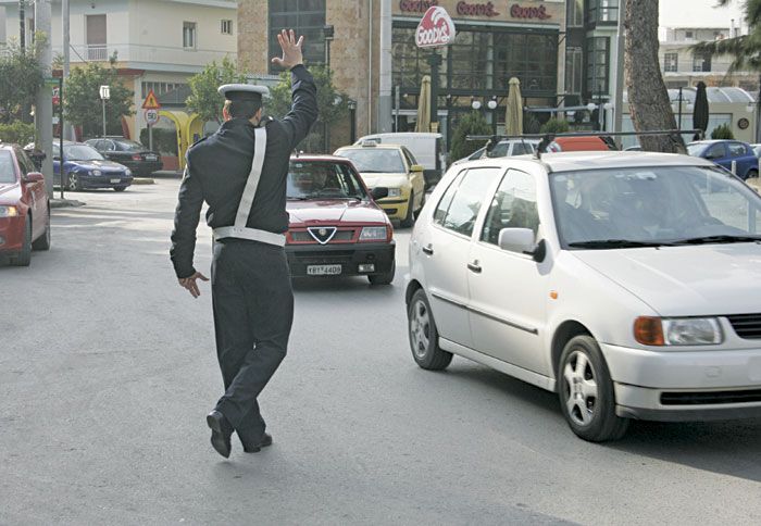 Η τροχαία μοίρασε 273 κλήσεις για παράνομο παρκάρισμα