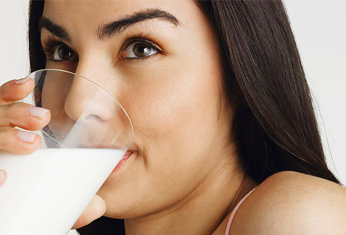 Το άπαχο γάλα δεν συνδέεται με μειωμένη πρόσληψη θερμίδων