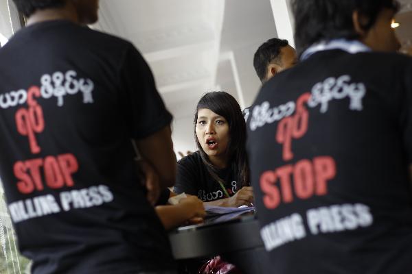 Στους δρόμους οι δημοσιογράφοι της Μιανμάρ