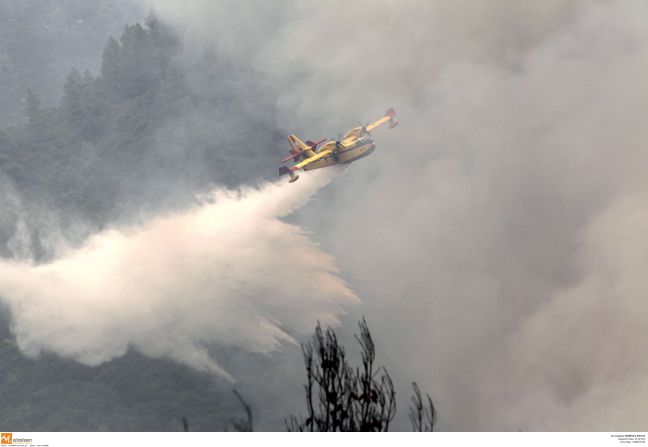 Με αμείωτη ένταση συνεχίζει να καίει η φωτιά στη Χίο