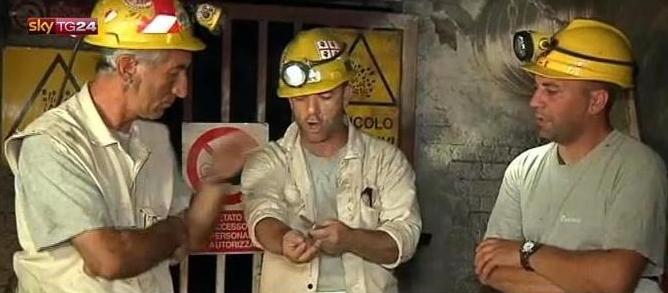 Το βίντεο με τον ανθρακωρύχο που κόβει τις φλέβες του