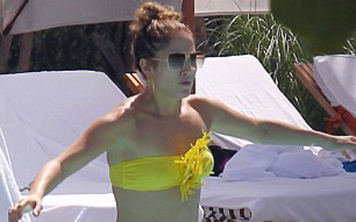 Στην πισίνα με την Jennifer Lopez