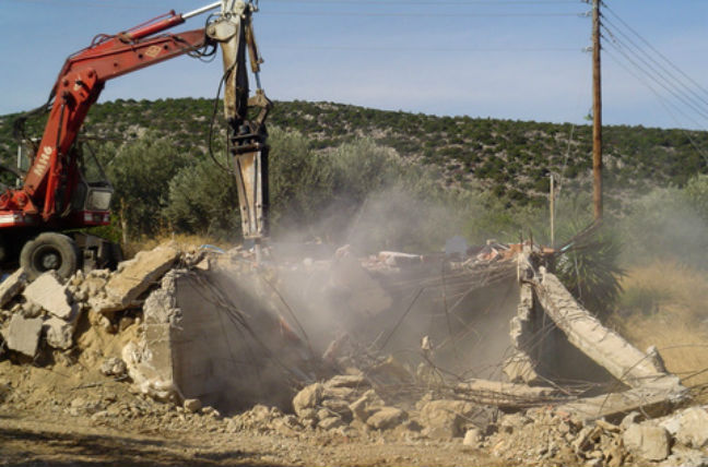 Δεκάδες κατεδαφίσεις αυθαιρέτων σε παραλίες