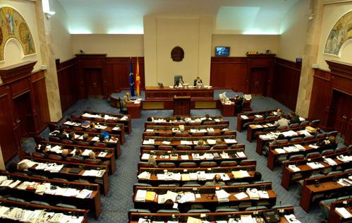 Αλβανός βουλευτής απείλησε ότι θα κάψει τη Βουλή της ΠΓΔΜ