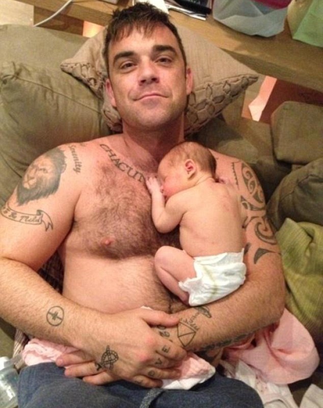 Ο χαζομπαμπάς Robbie Williams παρουσιάζει την κόρη του