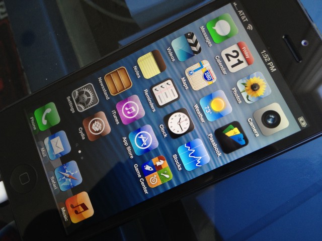 Χάκερ υποστηρίζει πως «ξεκλείδωσε» το iPhone 5