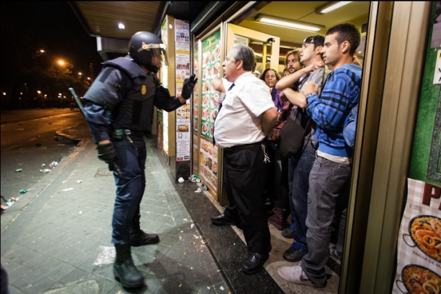 Καταστηματάρχης προστάτεψε διαδηλωτές στη Μαδρίτη