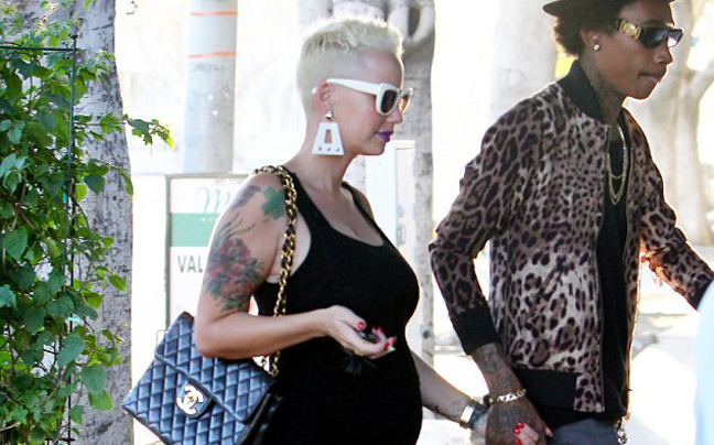 Όλο και φουσκώνει η Amber Rose