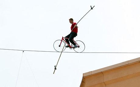 Ισορροπία με ποδήλατο στο ψηλότερο σημείο