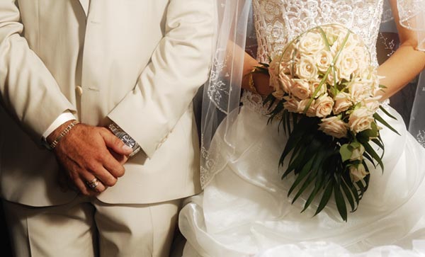 Αστυνομικός κατηγορείται για συμμετοχή σε κύκλωμα «λευκών» γάμων