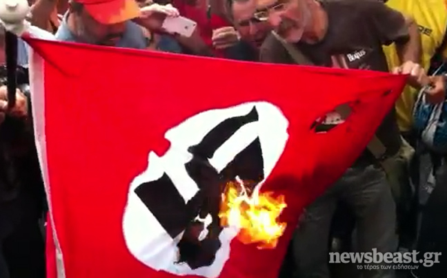Έκαψαν ναζιστική σημαία στο Σύνταγμα