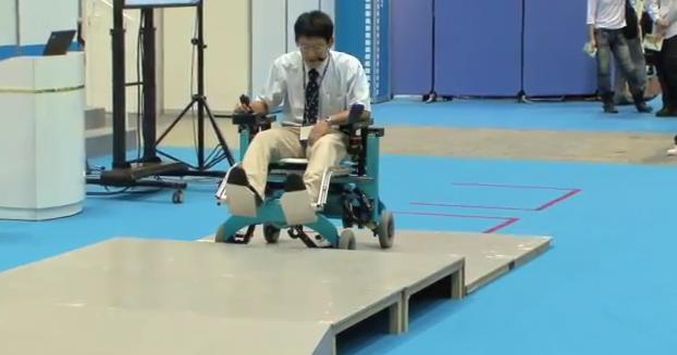 Ρομποτικό αναπηρικό αμαξίδιο ανεβαίνει σκαλοπάτια
