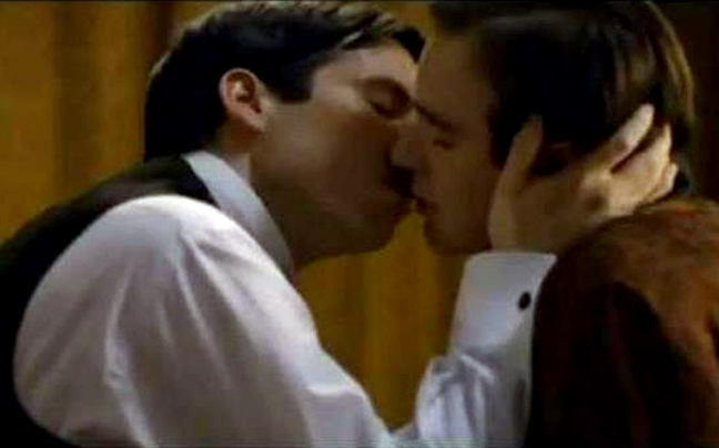 Κόπηκε από τη ΝΕΤ σκηνή με φιλί ομοφυλόφιλων