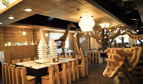 Εστιατόριο φτιαγμένο από χαρτόνι