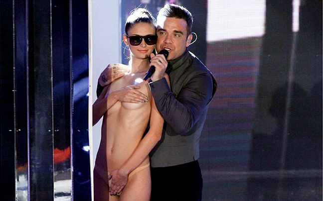 Ο Robbie Williams με γυμνόστηθες καλλονές στη σκηνή