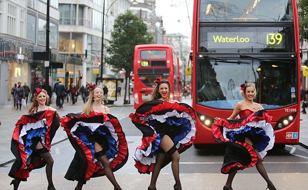 Χορεύτριες καν-καν κλείνουν την Oxford Street