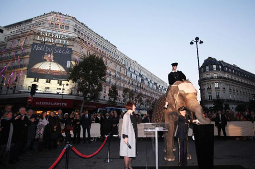 Ένας ελέφαντας φέρνει τα Χριστούγεννα στο Παρίσι