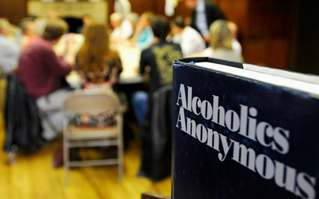 Πάνω από 400 άτομα παρακολουθούν τις συναντήσεις των Ανώνυμων Αλκοολικών στην Ελλάδα