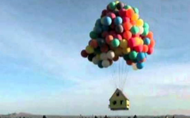 Μπαλόνια ηλίου σηκώνουν ολόκληρο σπίτι