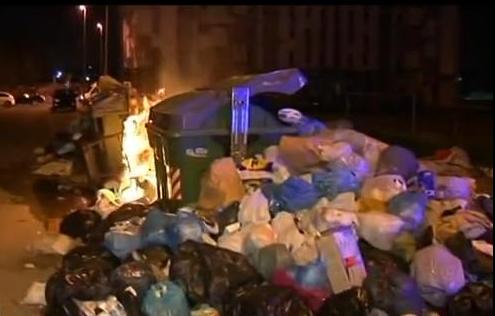 Διαμαρτυρίες με φόντο… τα σκουπίδια