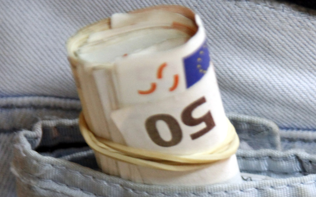 Δύο 15χρονες παρέδωσαν 450 ευρώ στην αστυνομία