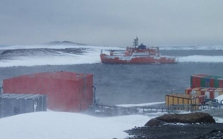 Διασώθηκε το πλήρωμα του παγοθραυστικού που προσάραξε στην Ανταρκτική