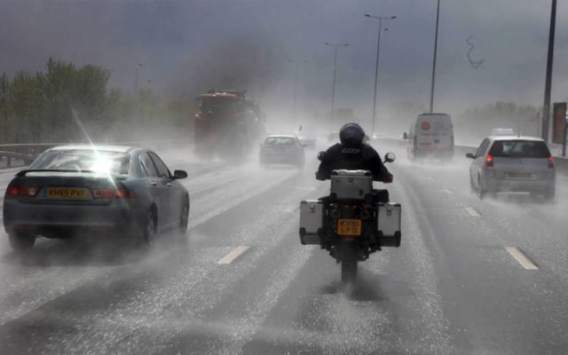 Με μοτοσυκλέτα στη βροχή