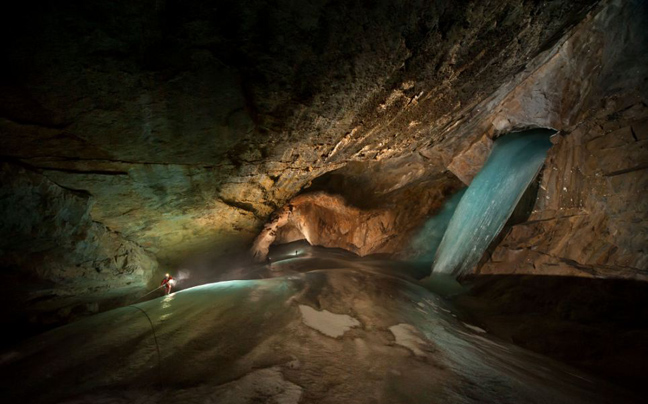 Στα άδυτα του σπηλαίου «Booming Ice Chasm»