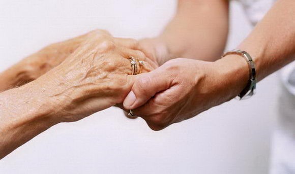 Παρατείνεται η φροντίδα ηλικιωμένων και αναπήρων