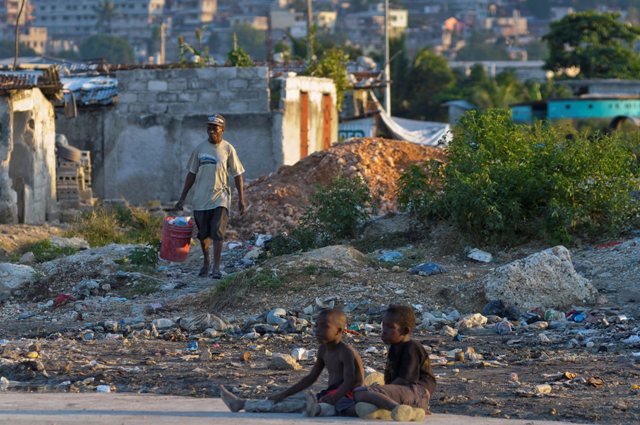 Ζουν ακόμη σε καταυλισμούς τρία χρόνια μετά το σεισμό