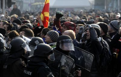 Αστυνομικοί τραυματίες σε συγκρούσεις στην ΠΓΔΜ