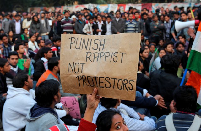Έξι ύποπτοι για τον βιασμό τουρίστριας στην Ινδία