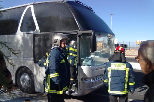 Φωτιά σε τουριστικό λεωφορείο στο λιμάνι του Ηρακλείου