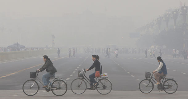 Κόκκινο «χτύπησε» η ατμοσφαιρική ρύπανση στο Πεκίνο
