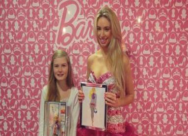 H Barbie εμπνέει… τις μικρές σχεδιάστριες μόδας
