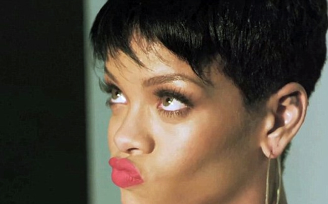 Η Rihanna τρώει&#8230; διαμάντια