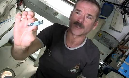 Πώς κόβουν τα νύχια στο διάστημα;