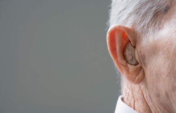 Η απώλεια ακοής συνδέεται με κίνδυνο άνοιας