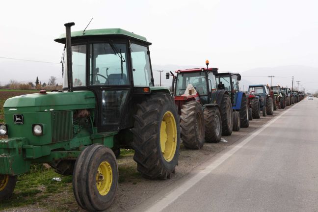 Παράσταση διαμαρτυρίας των αγροτών του Τυρνάβου στον ΕΛΓΑ Λάρισας