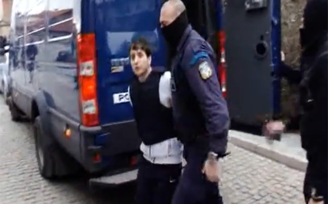 Έφτυσε την κάμερα ένας από τους συλληφθέντες της Κοζάνης