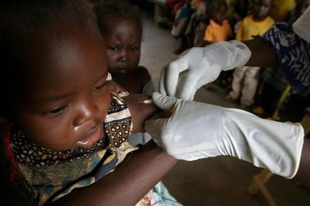 Ελπίδες για εμβόλια κατά του Έμπολα ως τα τέλη του έτους