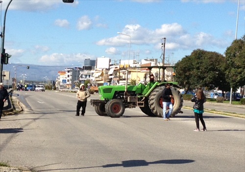 Συμβολικοί αποκλεισμοί δρόμων από τους αγρότες της Πέλλας