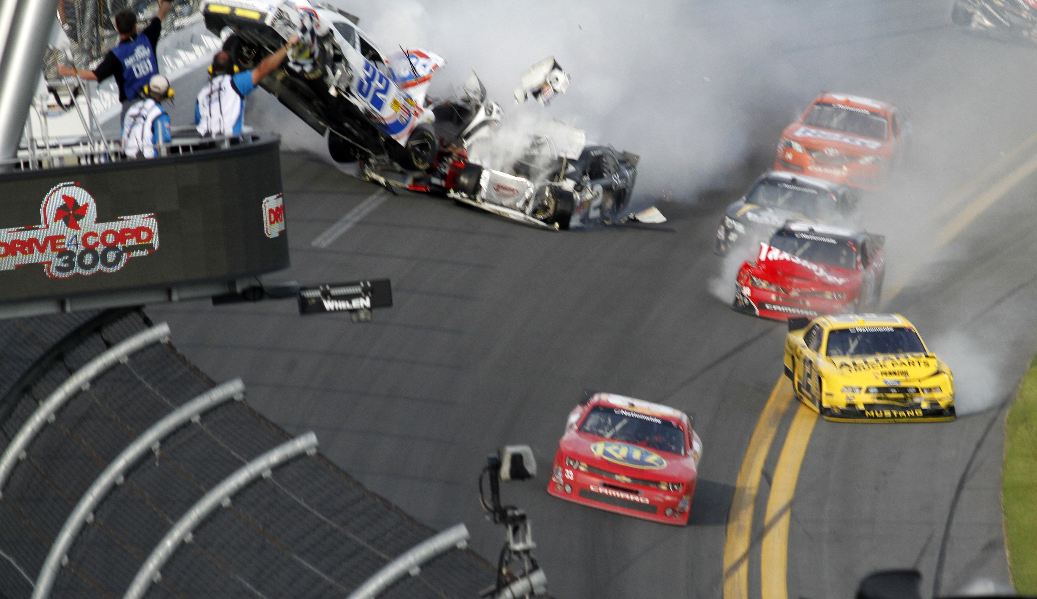 Σύγκρουση αυτοκινήτων στο πρωτάθλημα της NASCAR