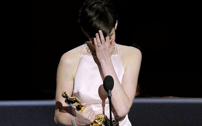 Τα κλάματα της Anne Hathaway για το βραβείο της