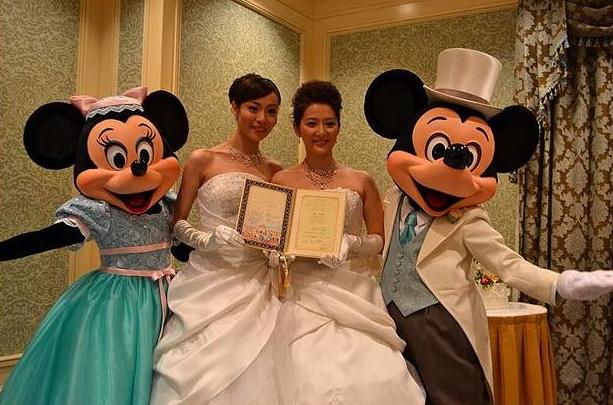 Ο πρώτος γάμος ομοφυλόφιλων στη Ντίσνεϊλαντ του Τόκιο