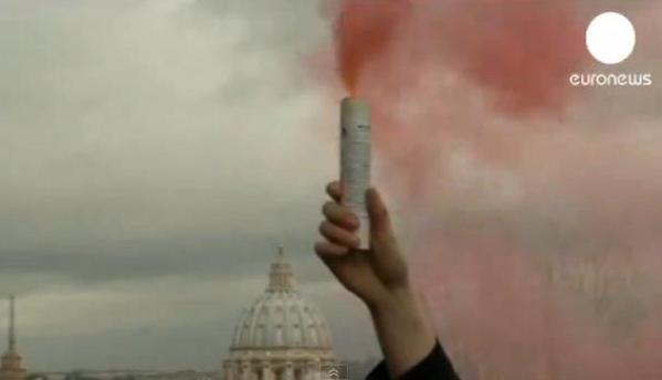 Ροζ καπνός στον ουρανό της Ρώμης
