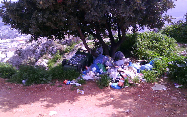 Σκουπίδια και μπάζα «πνίγουν» το Αττικό άλσος