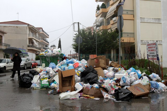 «Βουνό» τα σκουπίδια στους δρόμους της Τρίπολης