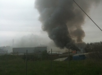 Μεγάλη φωτιά σε εργοστάσιο επίπλων στο Δερβένι