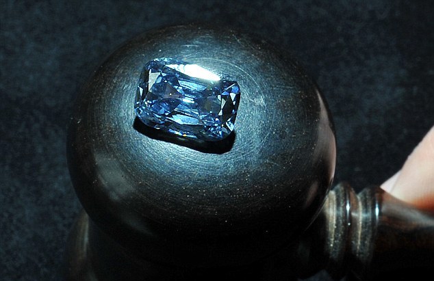 Εξαιρετικά σπάνιο μπλε διαμάντι βγαίνει στο σφυρί
